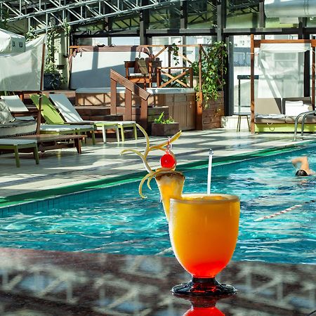 Radisson Montevideo Victoria Plaza Hotel Exterior photo The swimming pool at the hotel