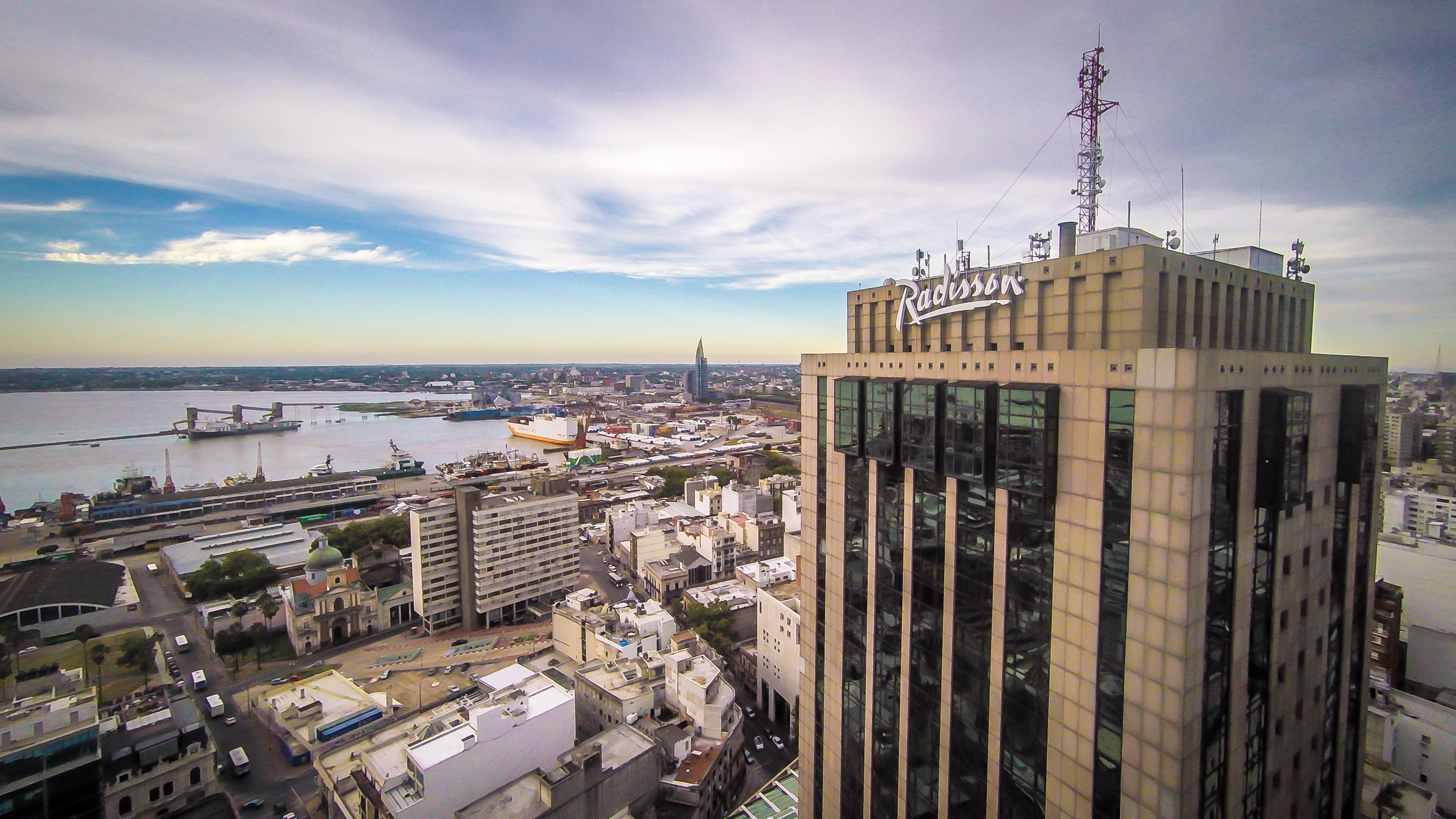 Radisson Montevideo Victoria Plaza Hotel Exterior photo The building's top floors, with the East River in the background