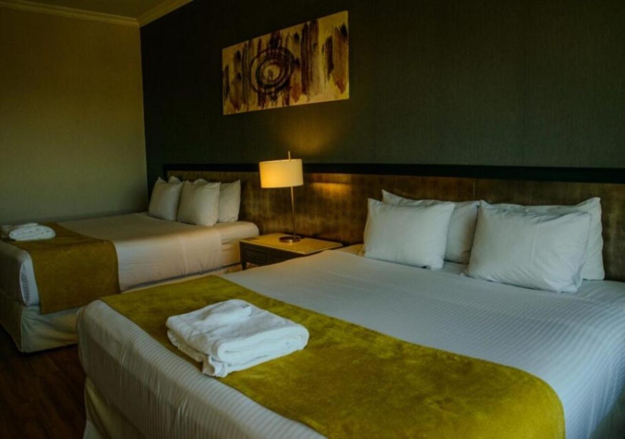 Radisson Montevideo Victoria Plaza Hotel Exterior photo A room at the hotel