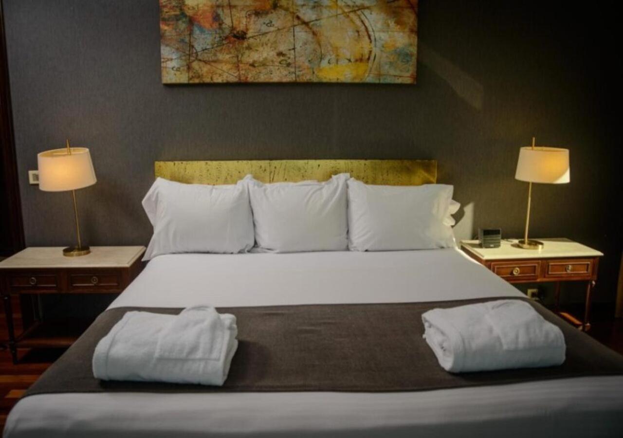 Radisson Montevideo Victoria Plaza Hotel Exterior photo A bed with a duvet