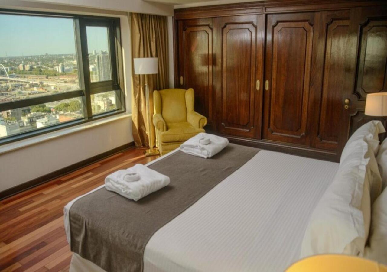 Radisson Montevideo Victoria Plaza Hotel Exterior photo A bedroom at the hotel