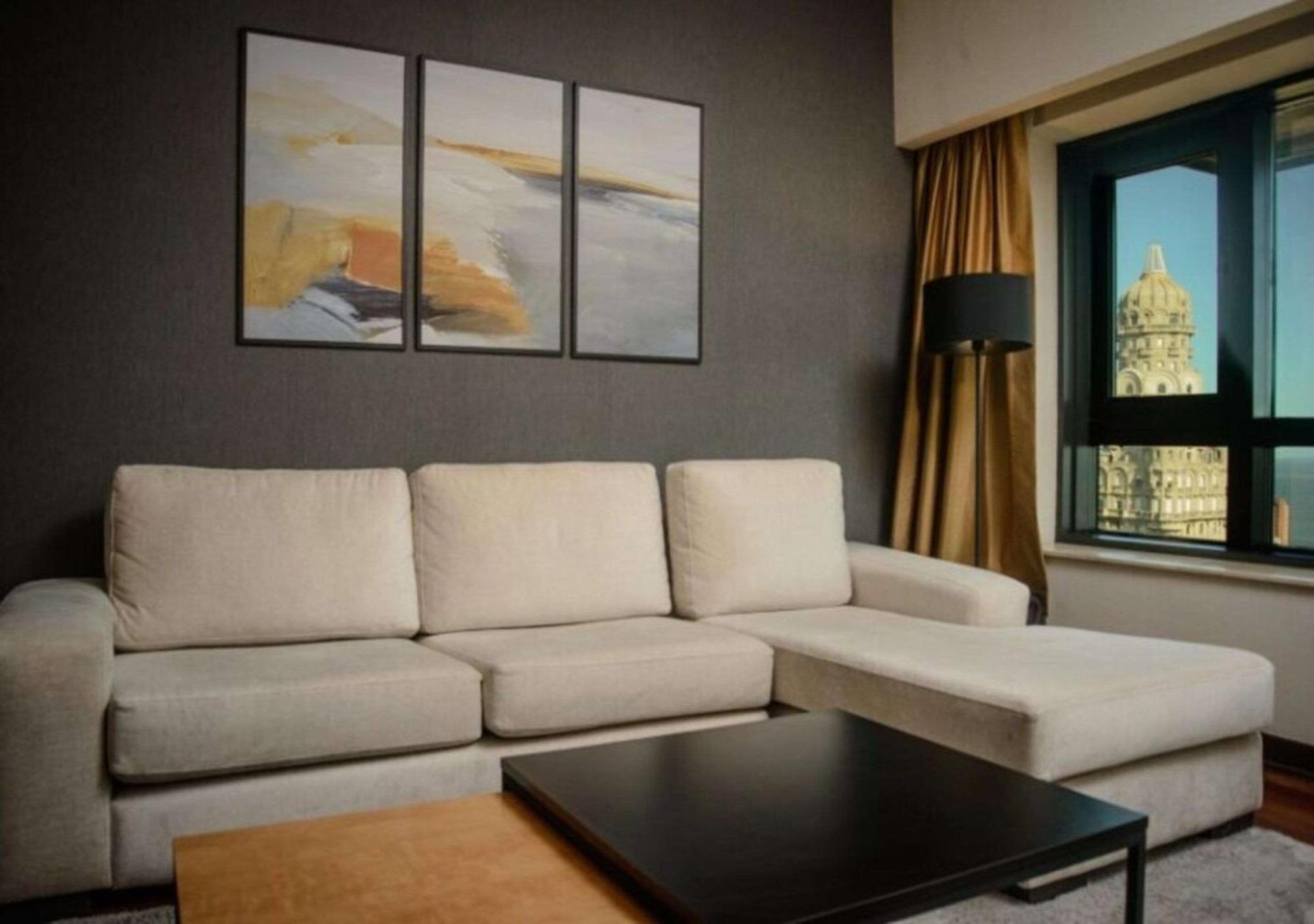 Radisson Montevideo Victoria Plaza Hotel Exterior photo A living room