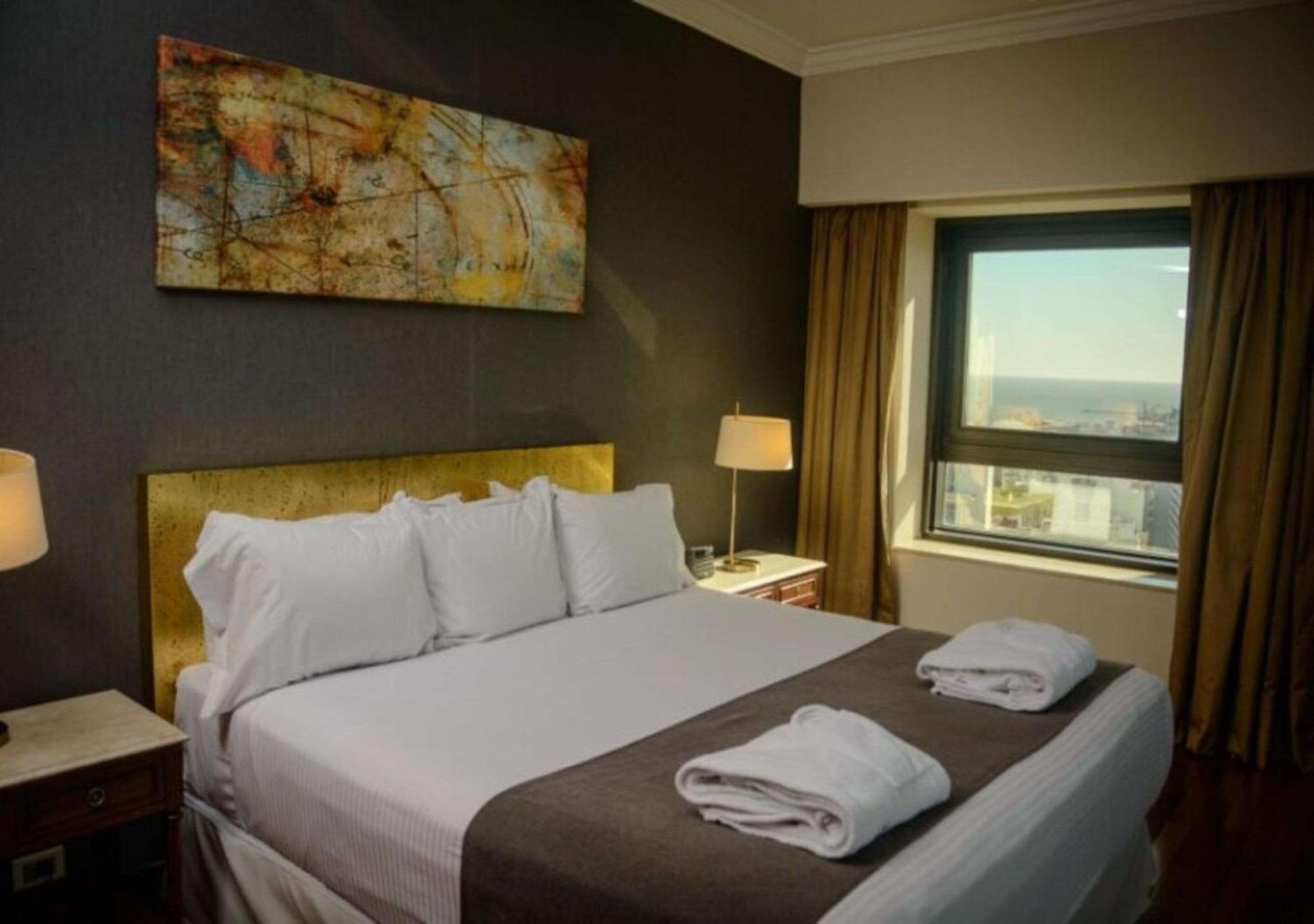 Radisson Montevideo Victoria Plaza Hotel Exterior photo A bedroom at the hotel