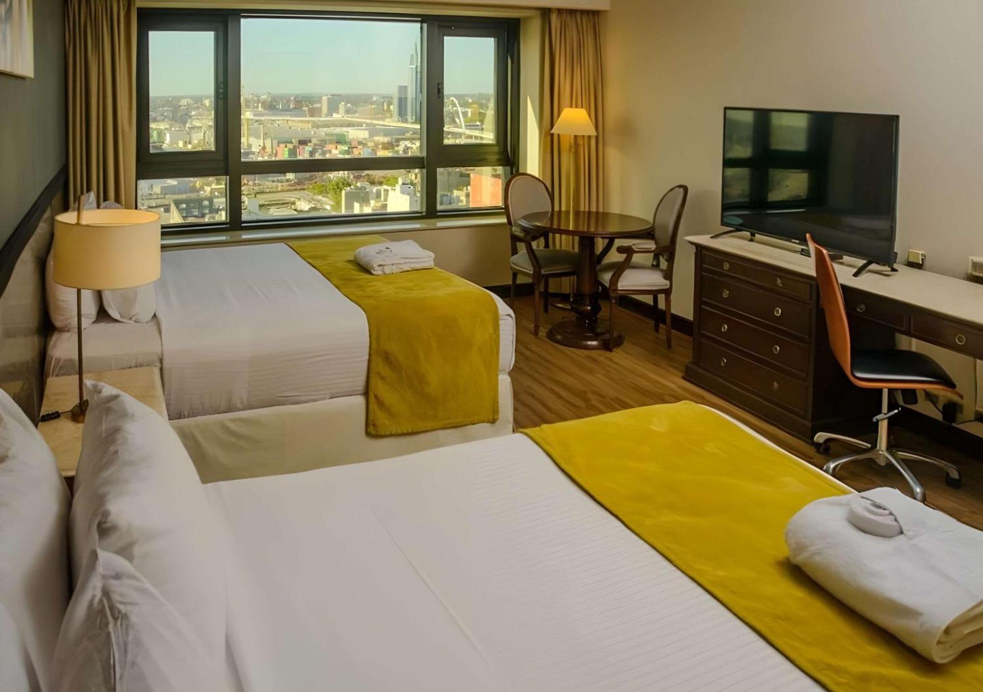 Radisson Montevideo Victoria Plaza Hotel Exterior photo A room at the hotel