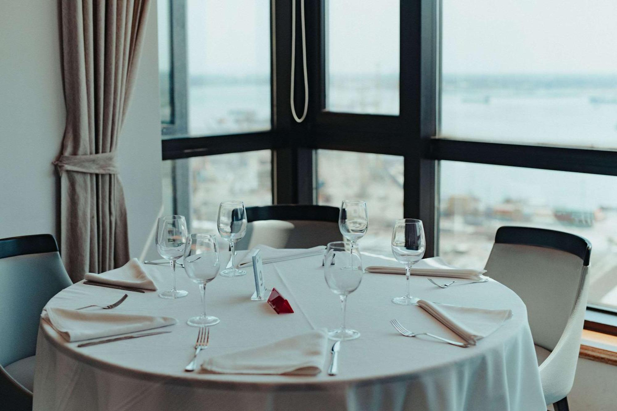 Radisson Montevideo Victoria Plaza Hotel Exterior photo A table set for fine dining