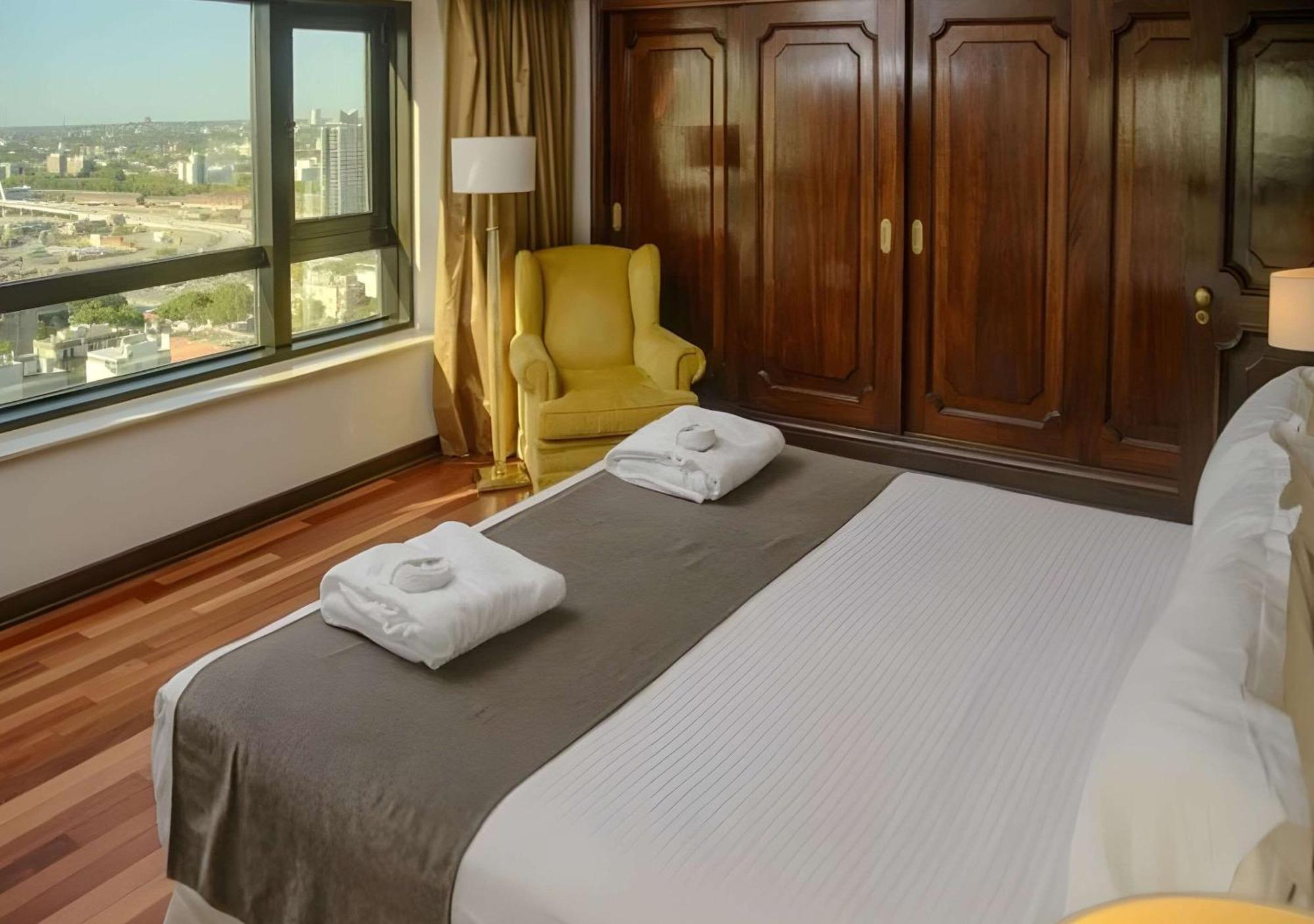Radisson Montevideo Victoria Plaza Hotel Exterior photo A bedroom at the hotel