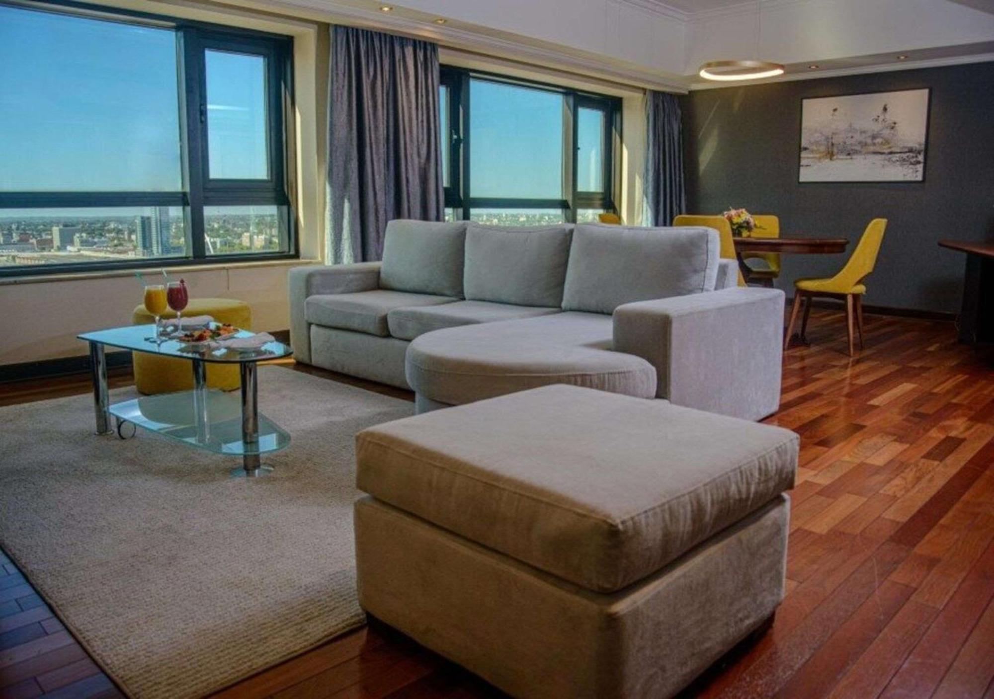 Radisson Montevideo Victoria Plaza Hotel Exterior photo A living room in a suite at the hotel