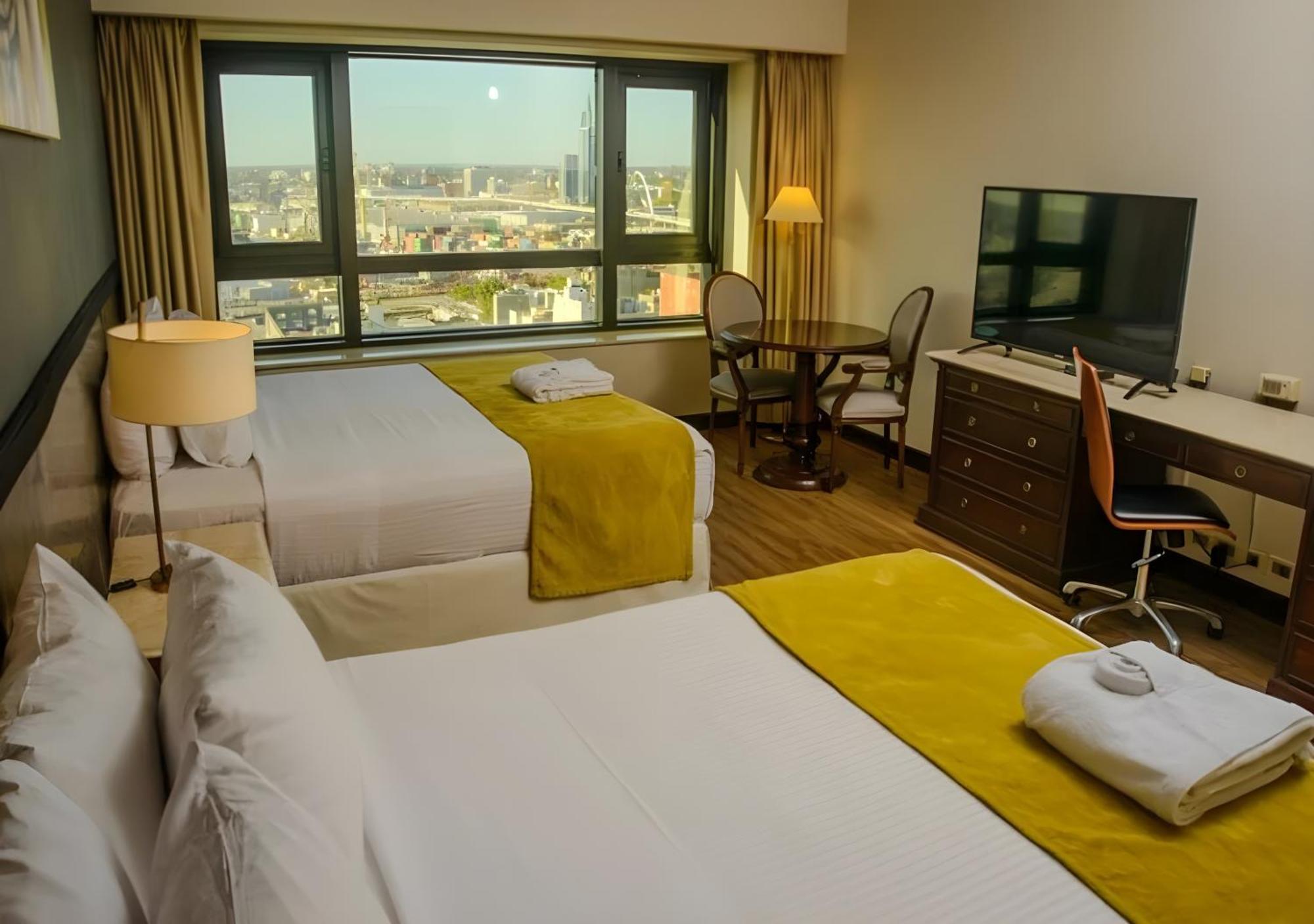 Radisson Montevideo Victoria Plaza Hotel Exterior photo A room at the hotel