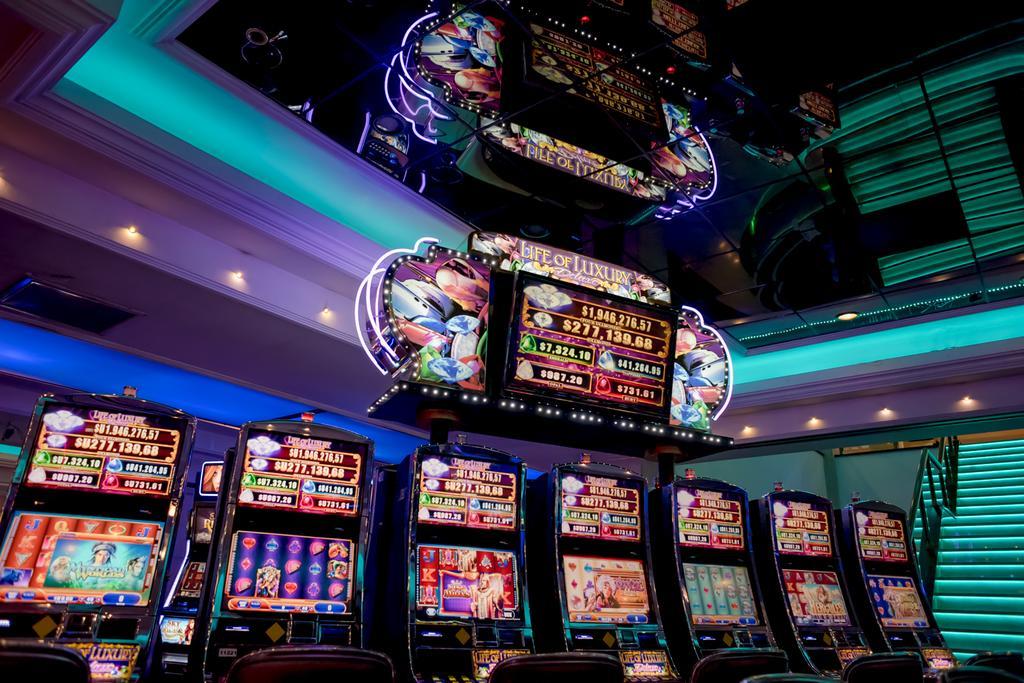 Radisson Montevideo Victoria Plaza Hotel Exterior photo A row of slot machines