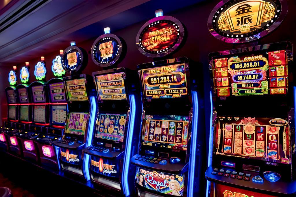 Radisson Montevideo Victoria Plaza Hotel Exterior photo A row of slot machines
