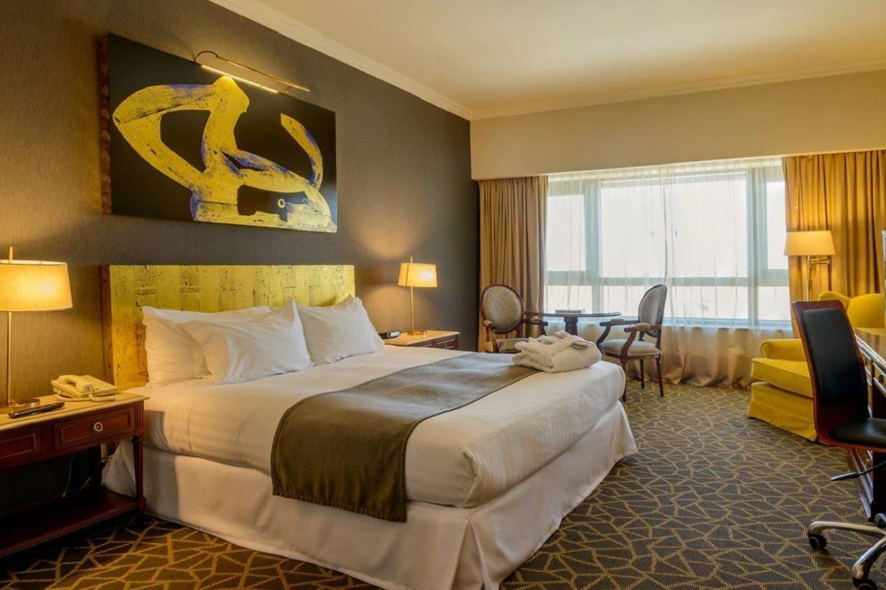 Radisson Montevideo Victoria Plaza Hotel Exterior photo A room at the hotel